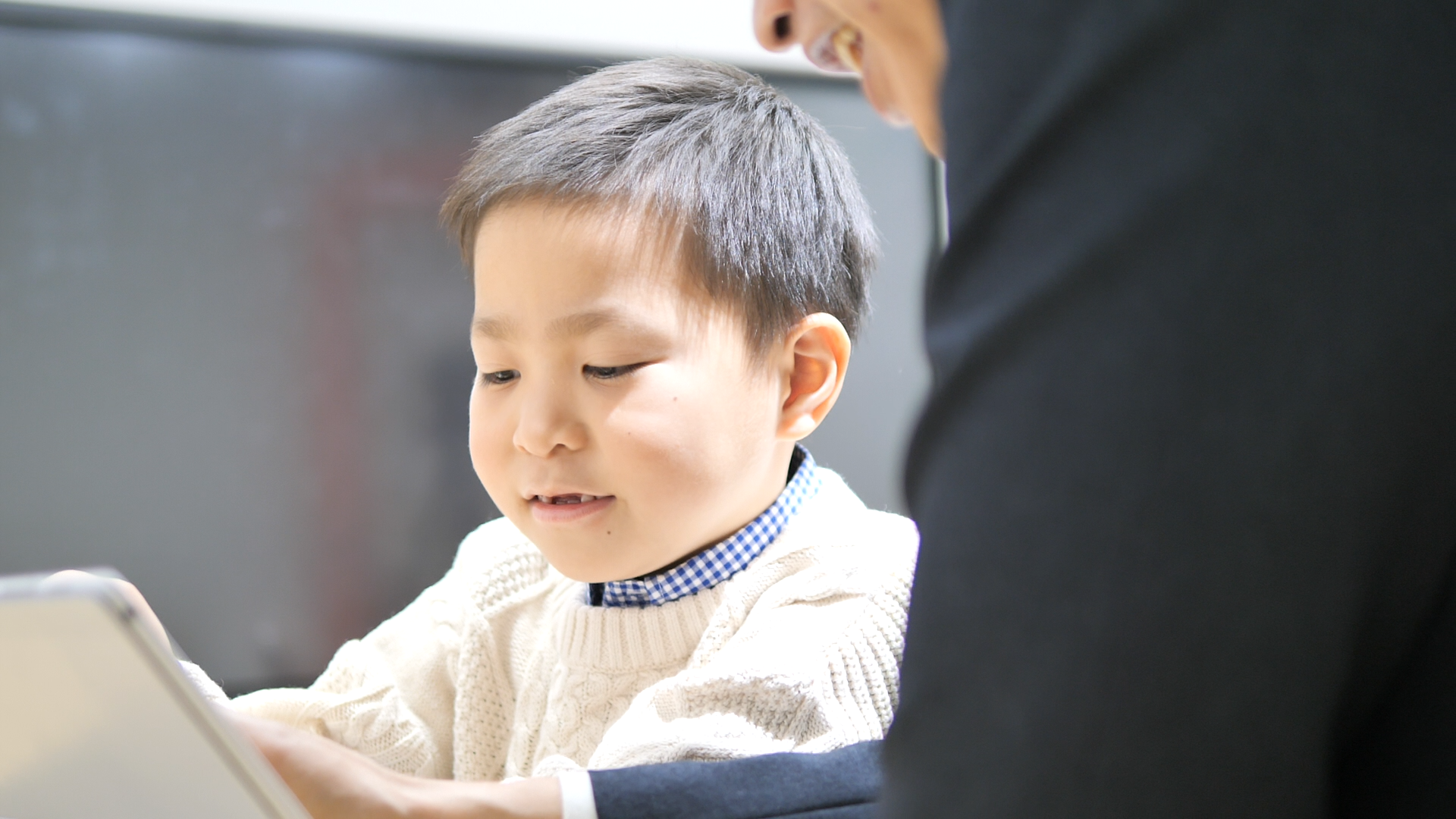 タブレットを使って英語を学ぶ子ども