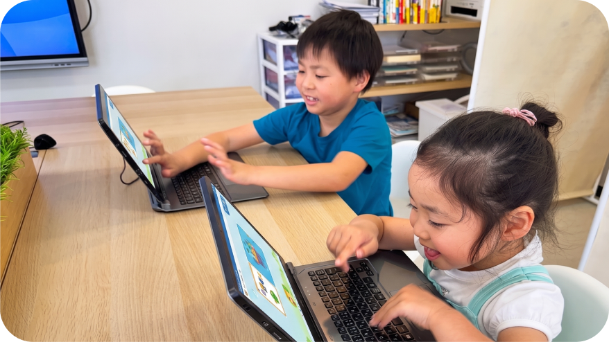 楽しみながら英語を学ぶ子どもたち