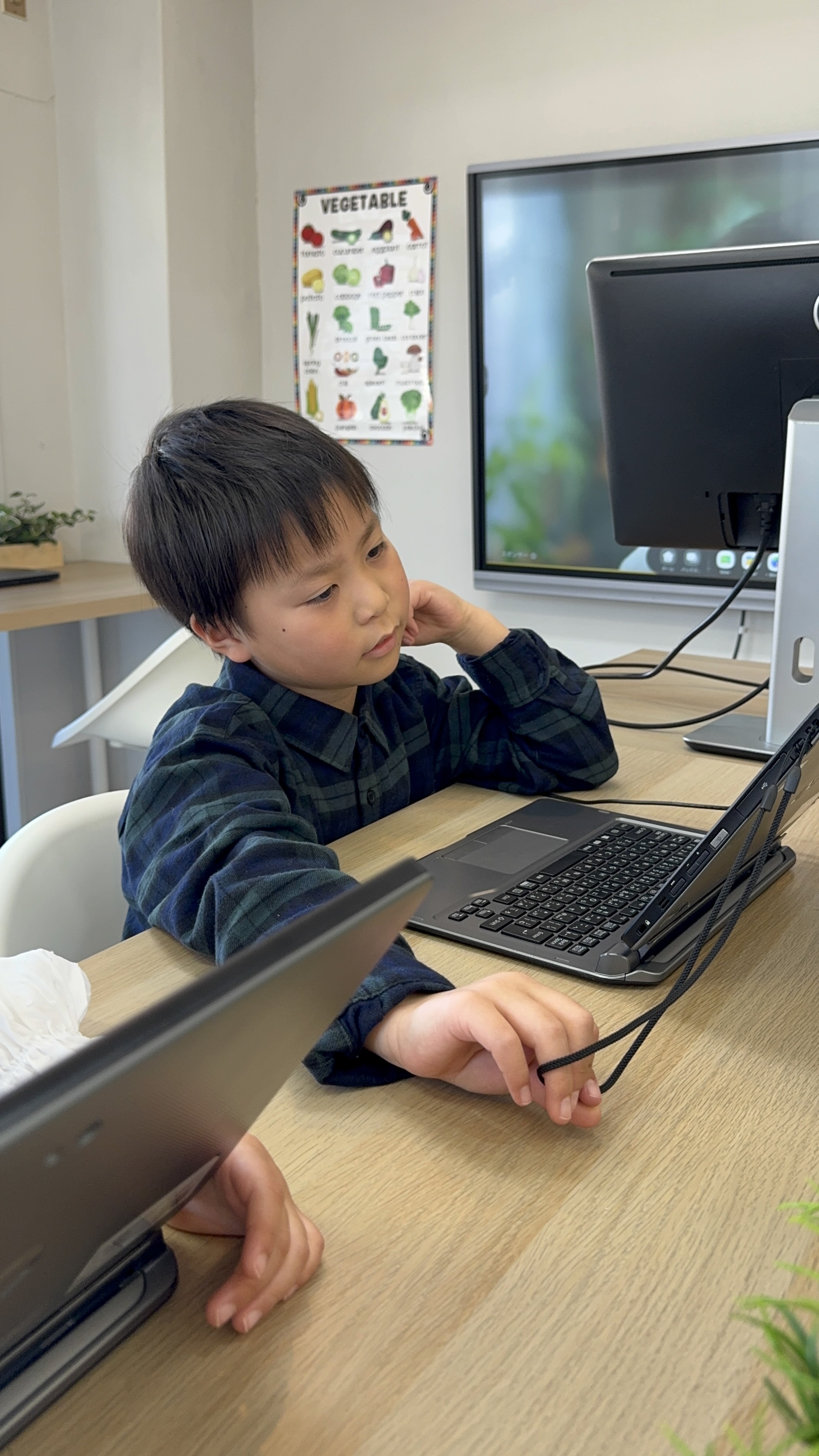 パソコンで楽しく英語を学ぶ子ども
