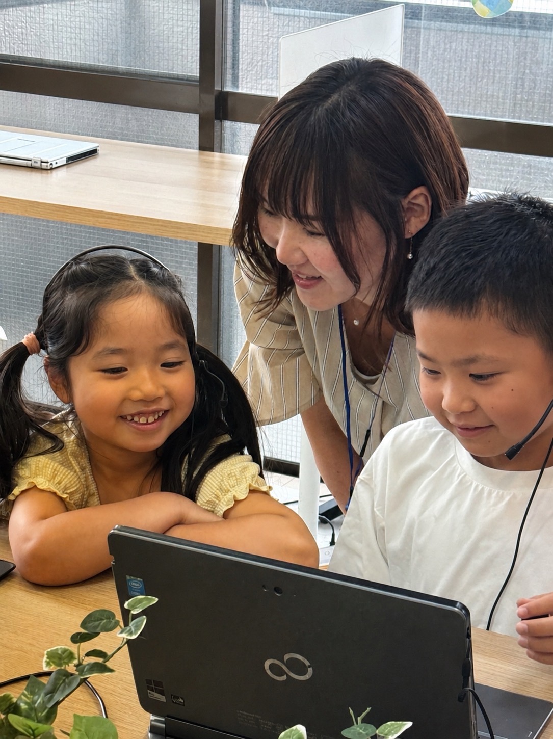 先生と一緒に英語を学ぶ子どもたち