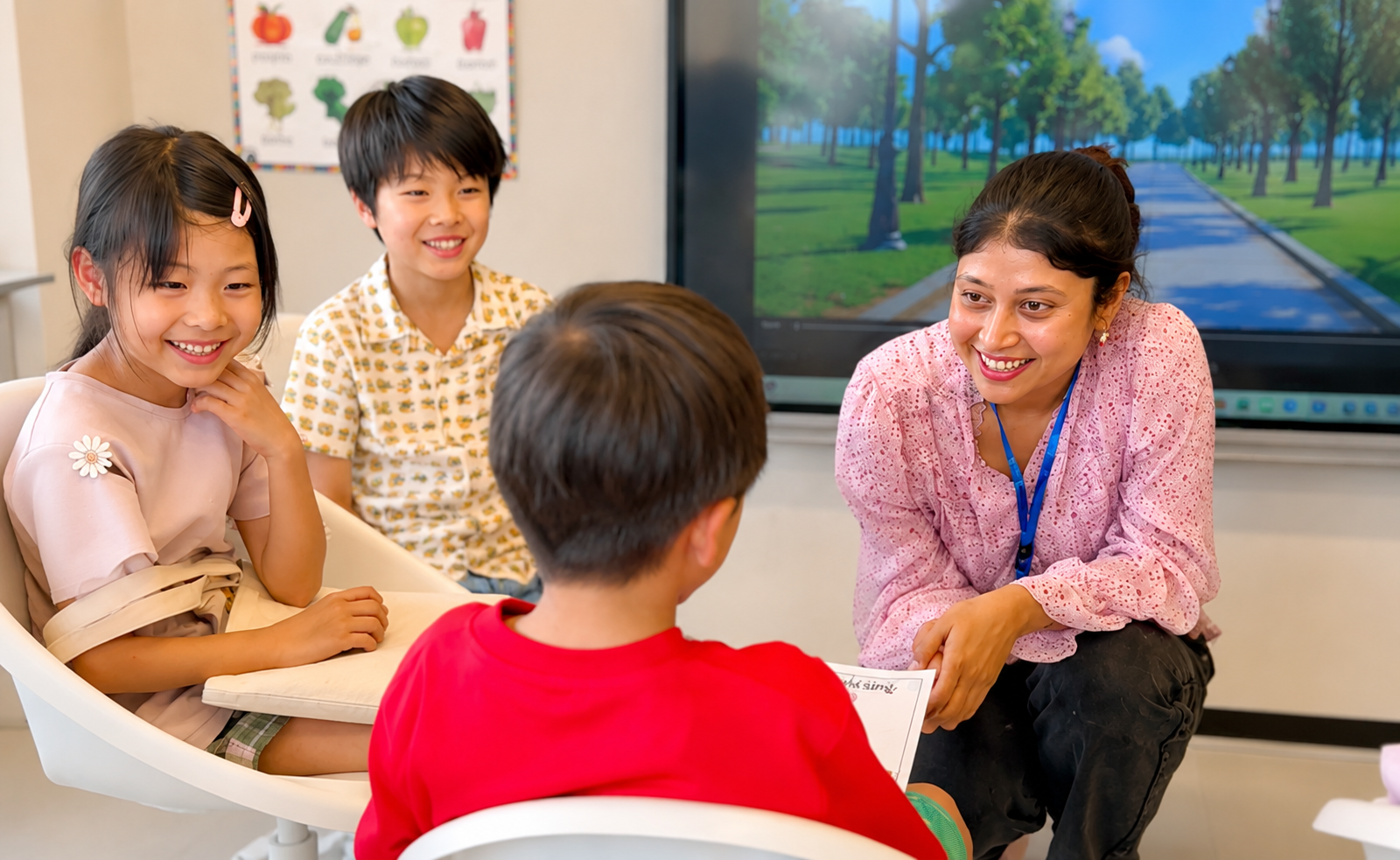 サミー先生と子どもたちが英語を楽しんでいる様子